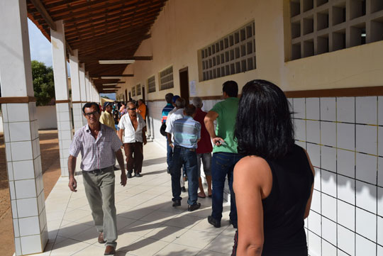 Eleitores vão cedo às urnas para votação em Brumado