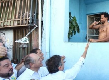 Eleitor deixa Aécio Neves no ‘vácuo’ durante caminhada em Minas